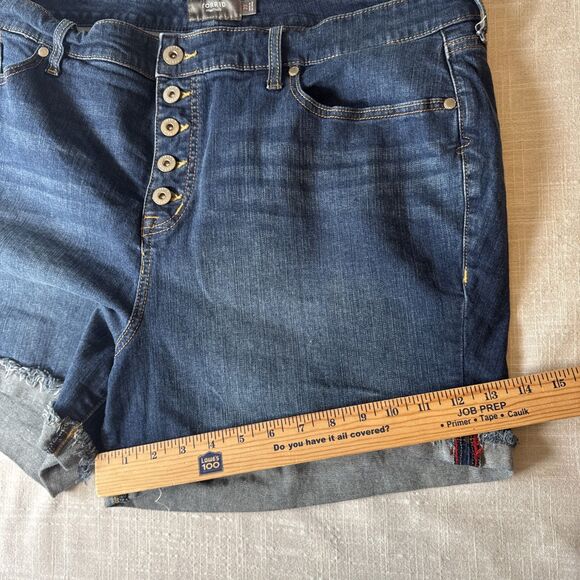 Torrid Feel The Fit Button Fly Cuffed Frayed‎ Look Stretchy Denim Shorts Size 22 - Picture 11 of 12